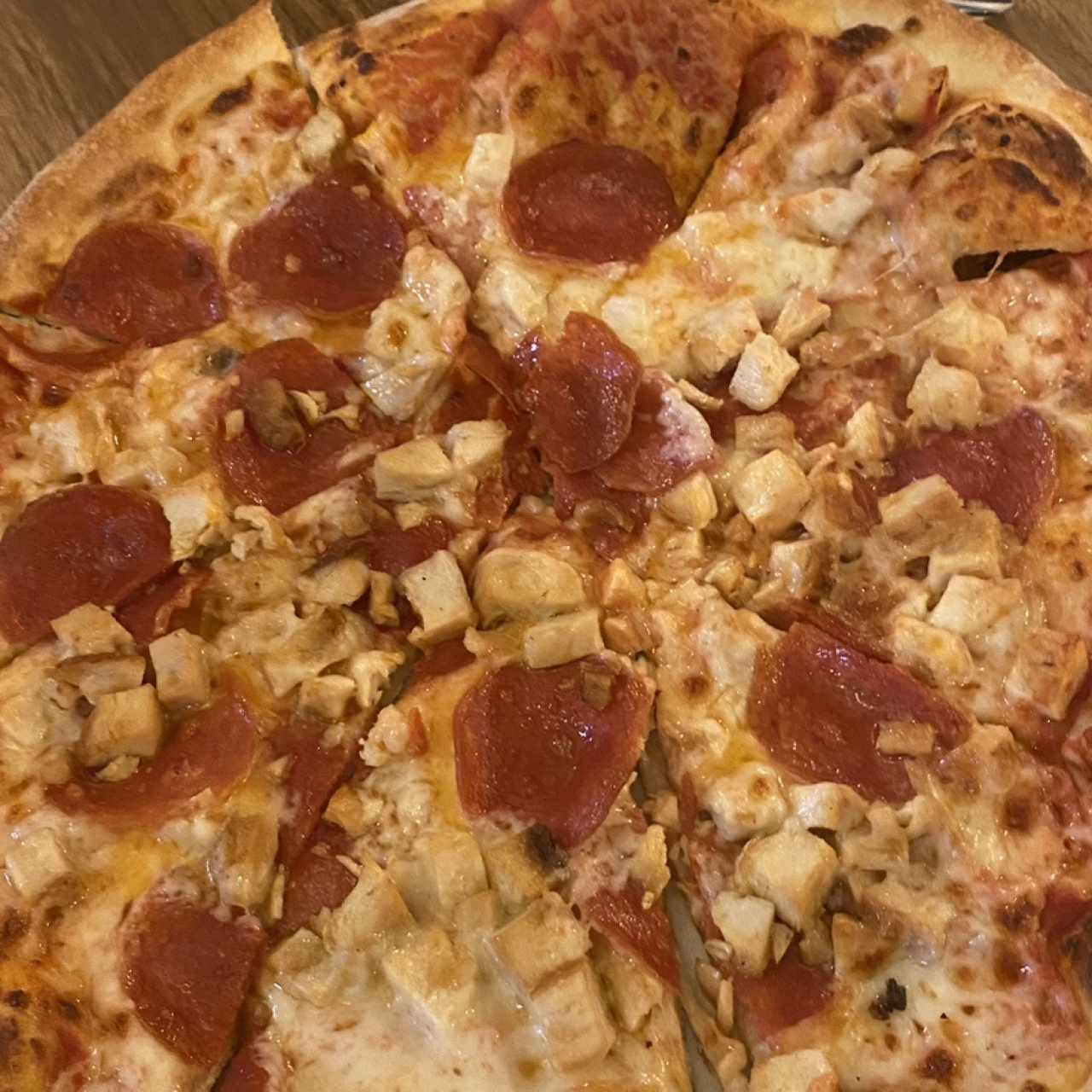 Pizza con pollo y peperoni