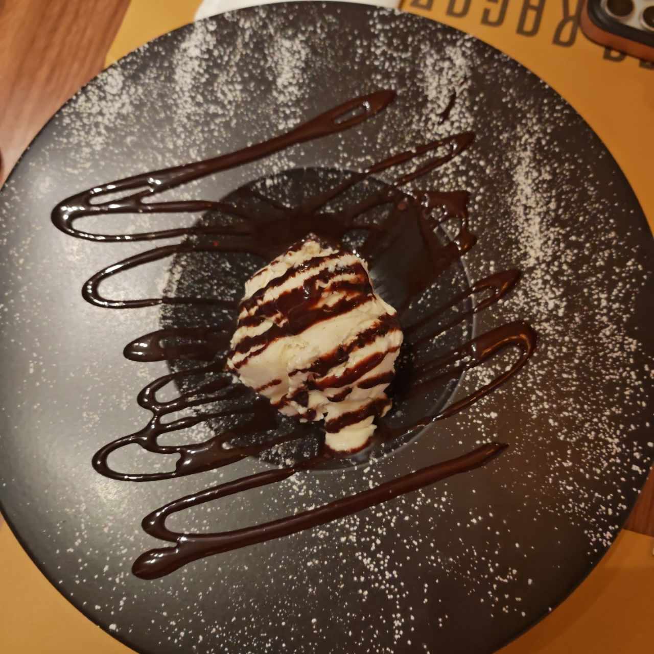 Brownie con helado de vainilla