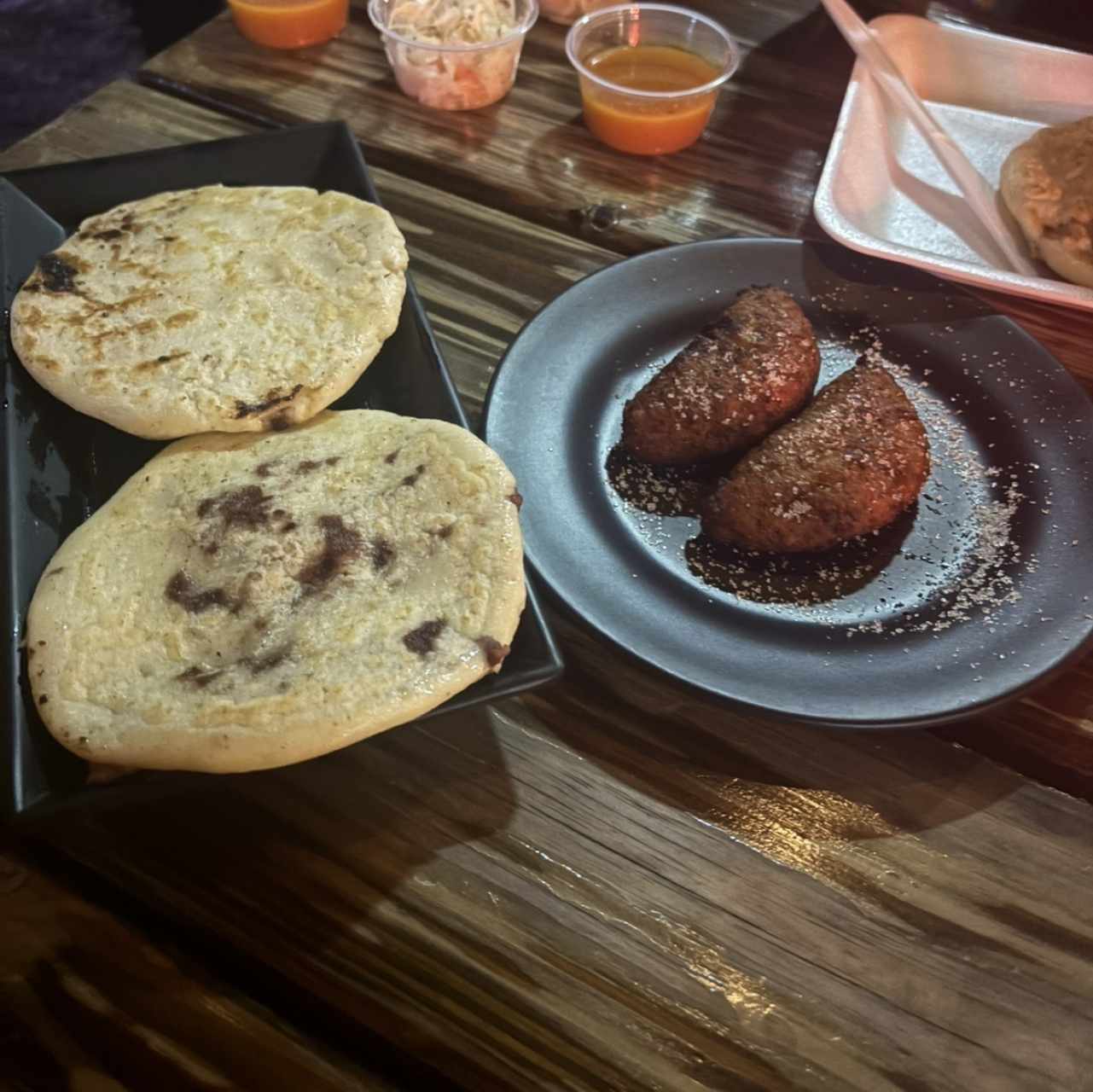 Pupusas y empanada