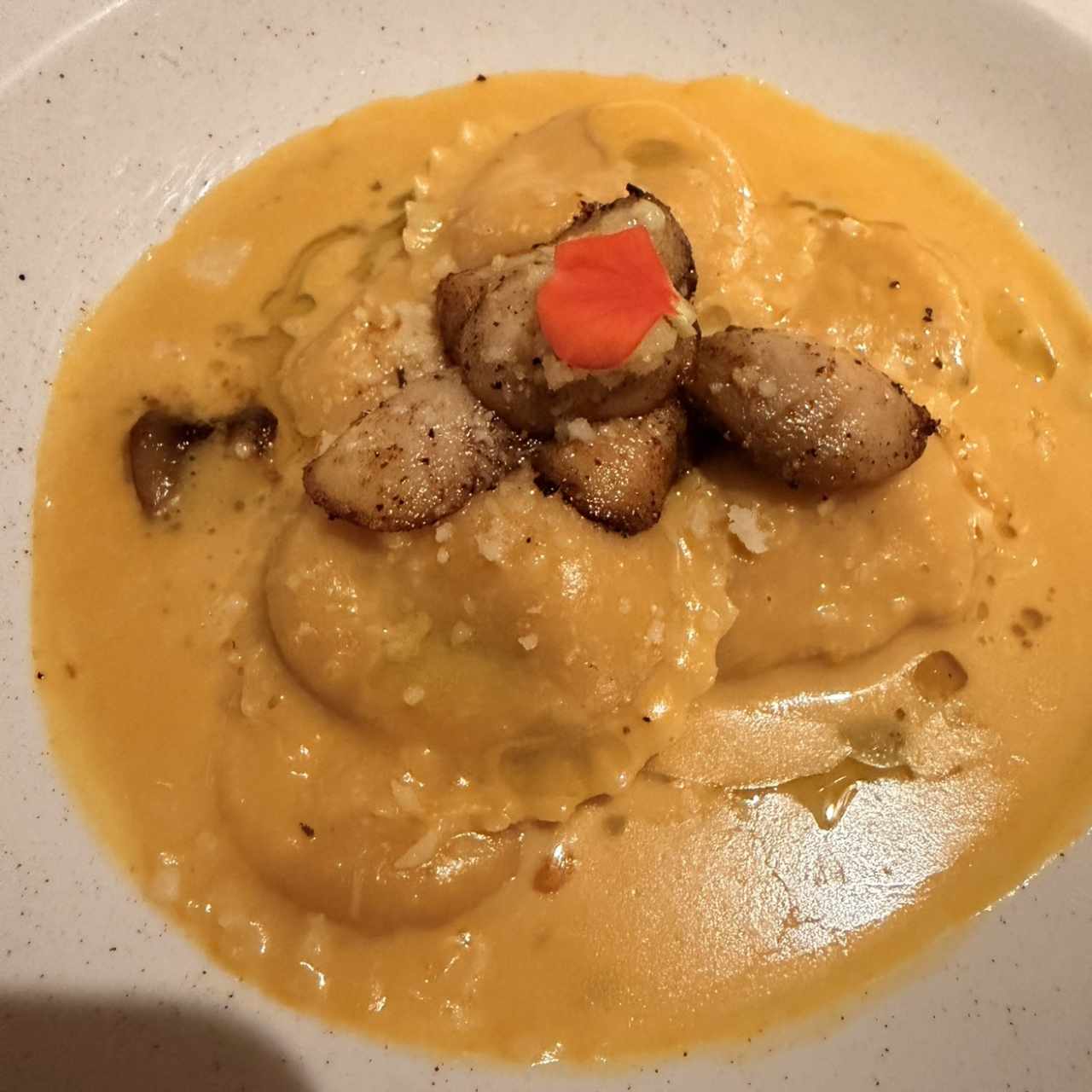 Ravioli rellenos de langostinso y hongos portobelo