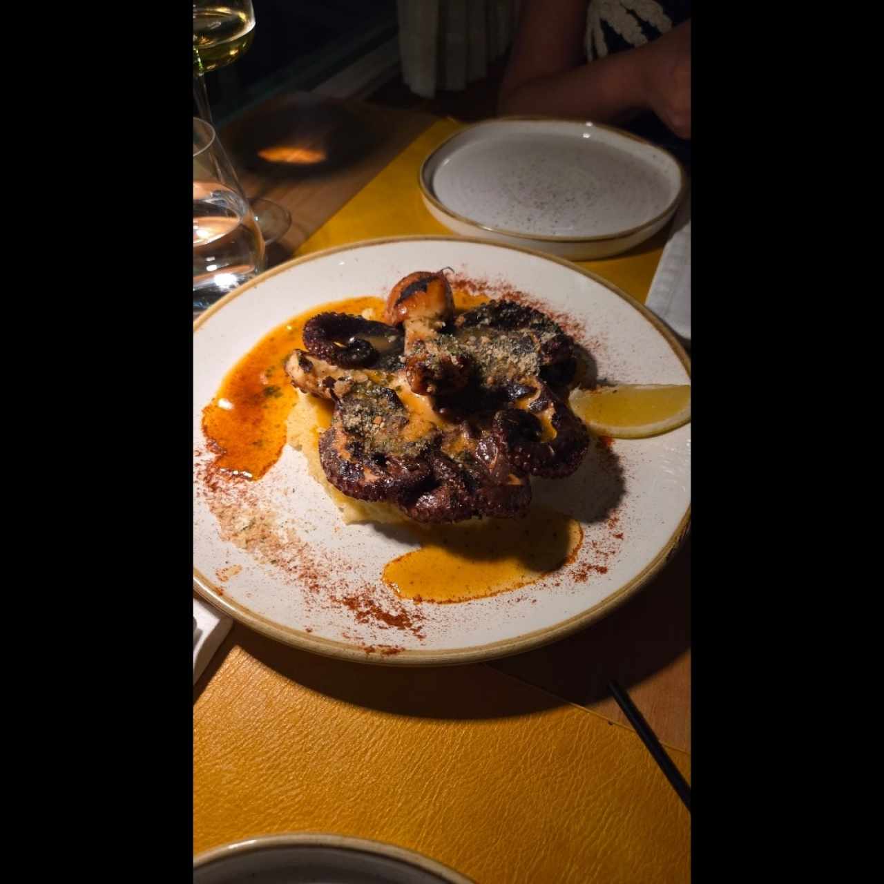 pulpo a la parrilla en cama de pure de papas