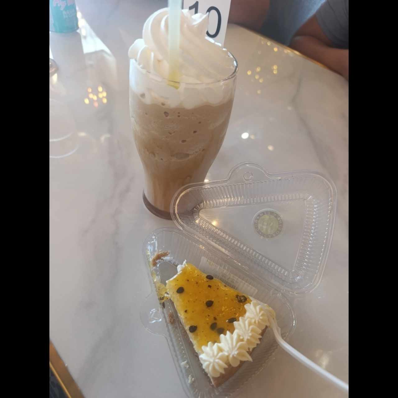 cheesecake de maracuyá y frappé con café y caramelo