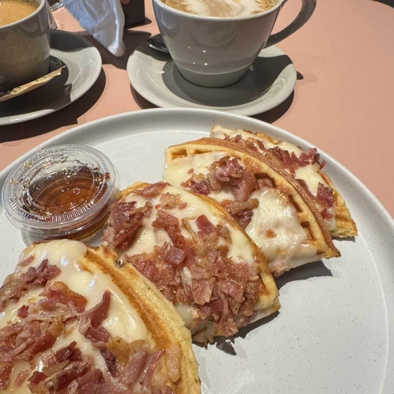 Waffles queso con bacon 