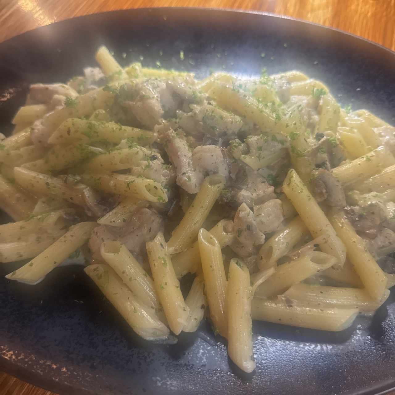 Pasta con trozos de corvina y hongos porcini