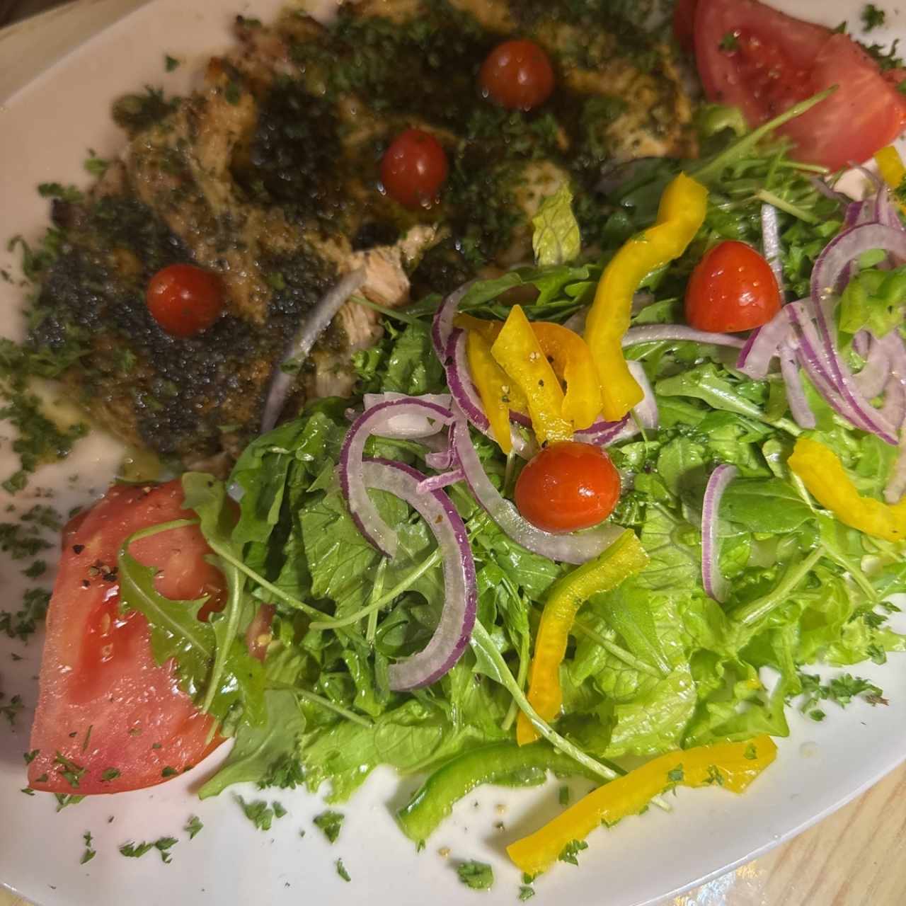 Pollo a la parrilla con ensalada 