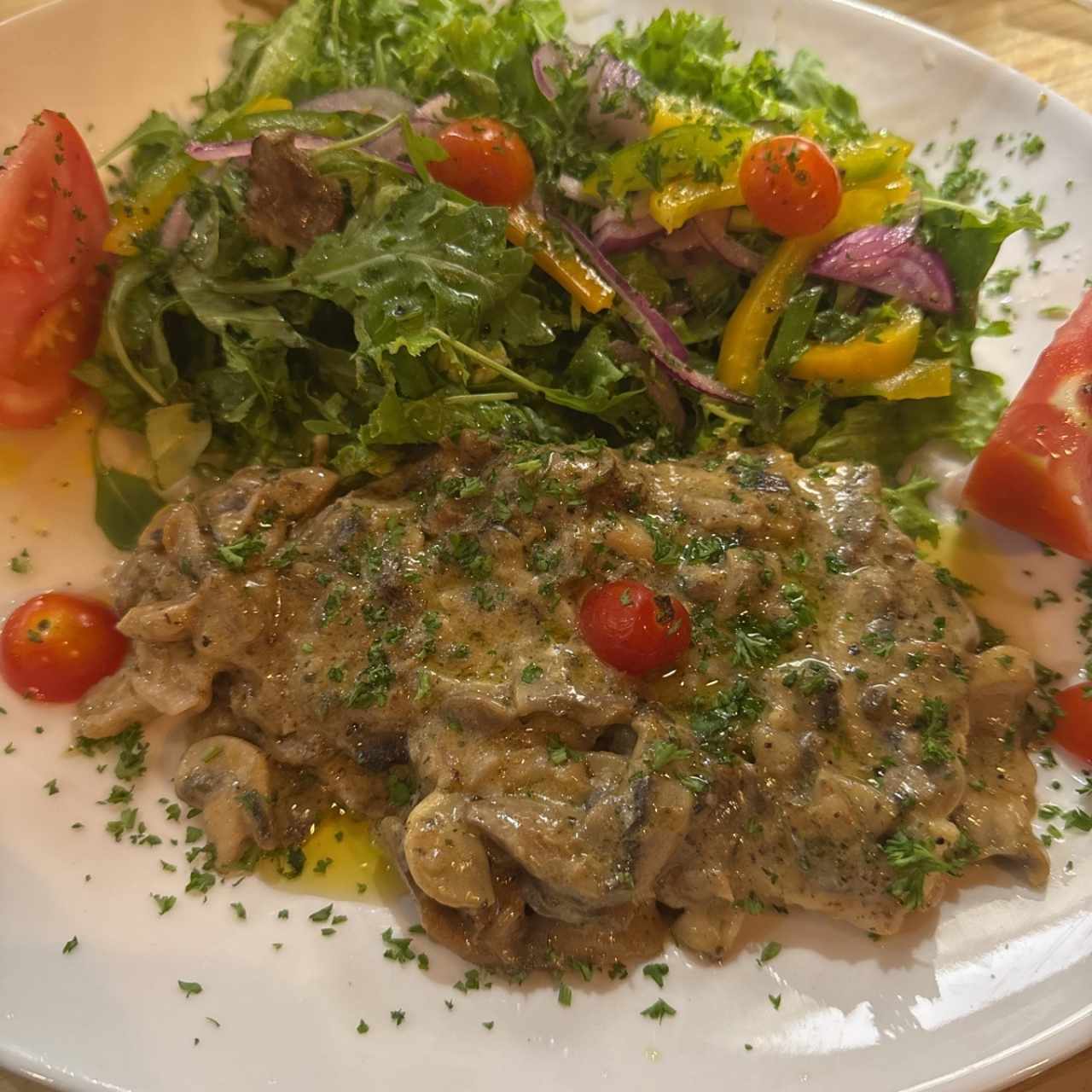 Corvina Tres Hongos con ensalada 