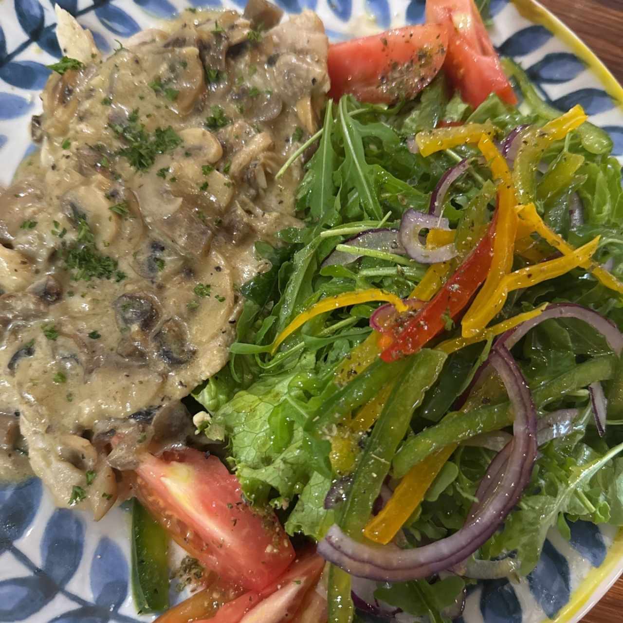 Corvina Tres Hongos con Ensalada 