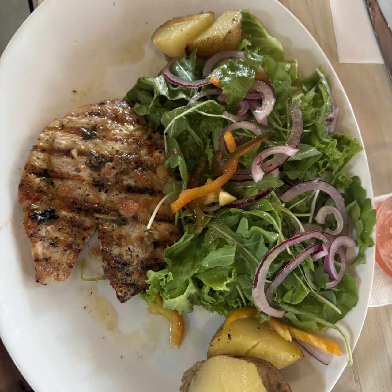 Pechuga pollo ensalada y papa 