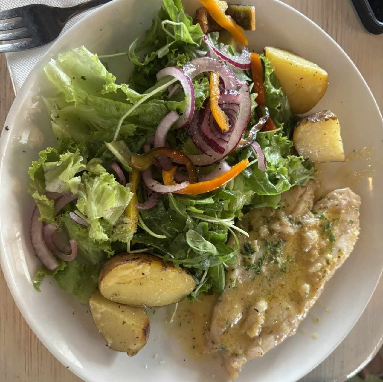 Filete corvina ensalada y papa