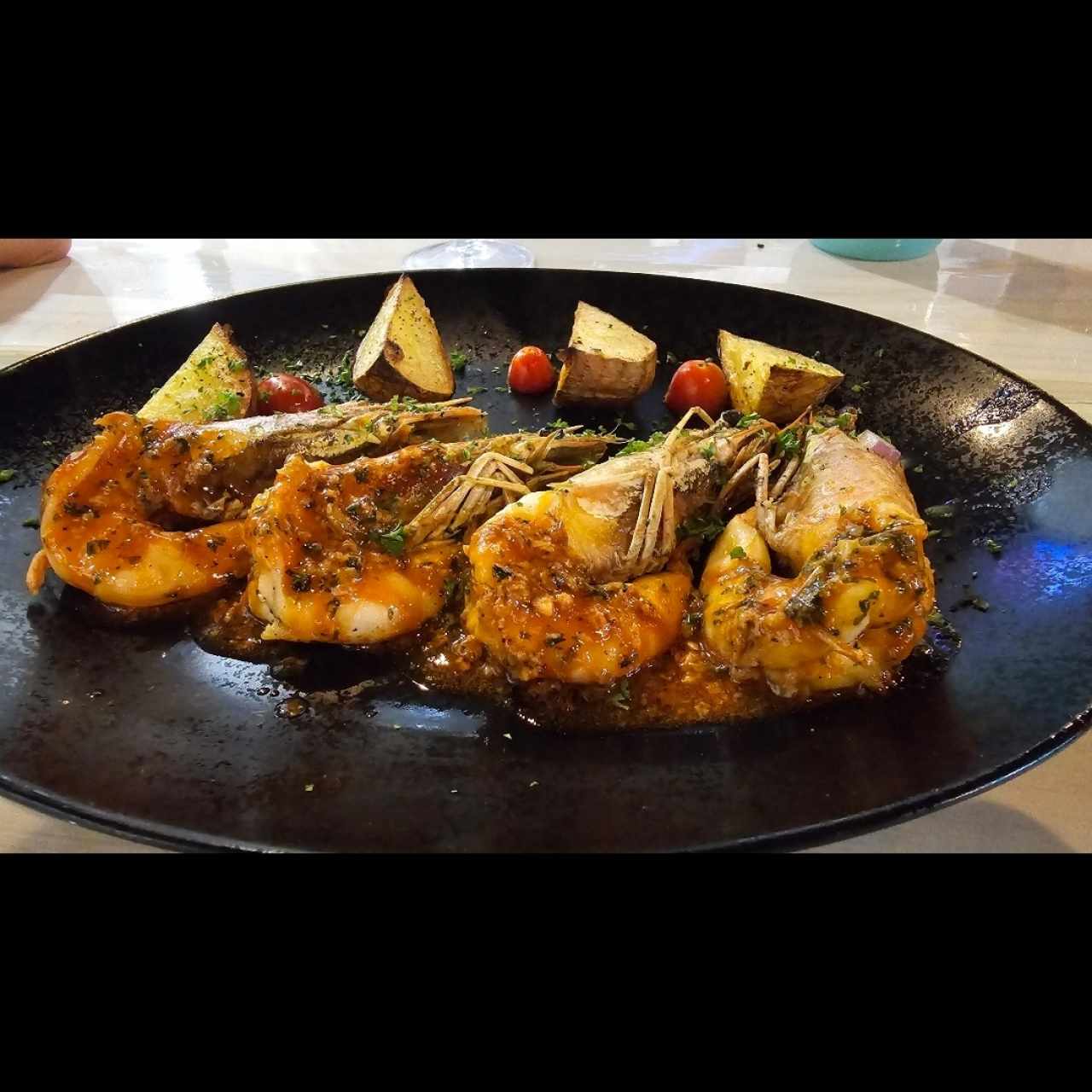 Langostinos al ajillo con papas