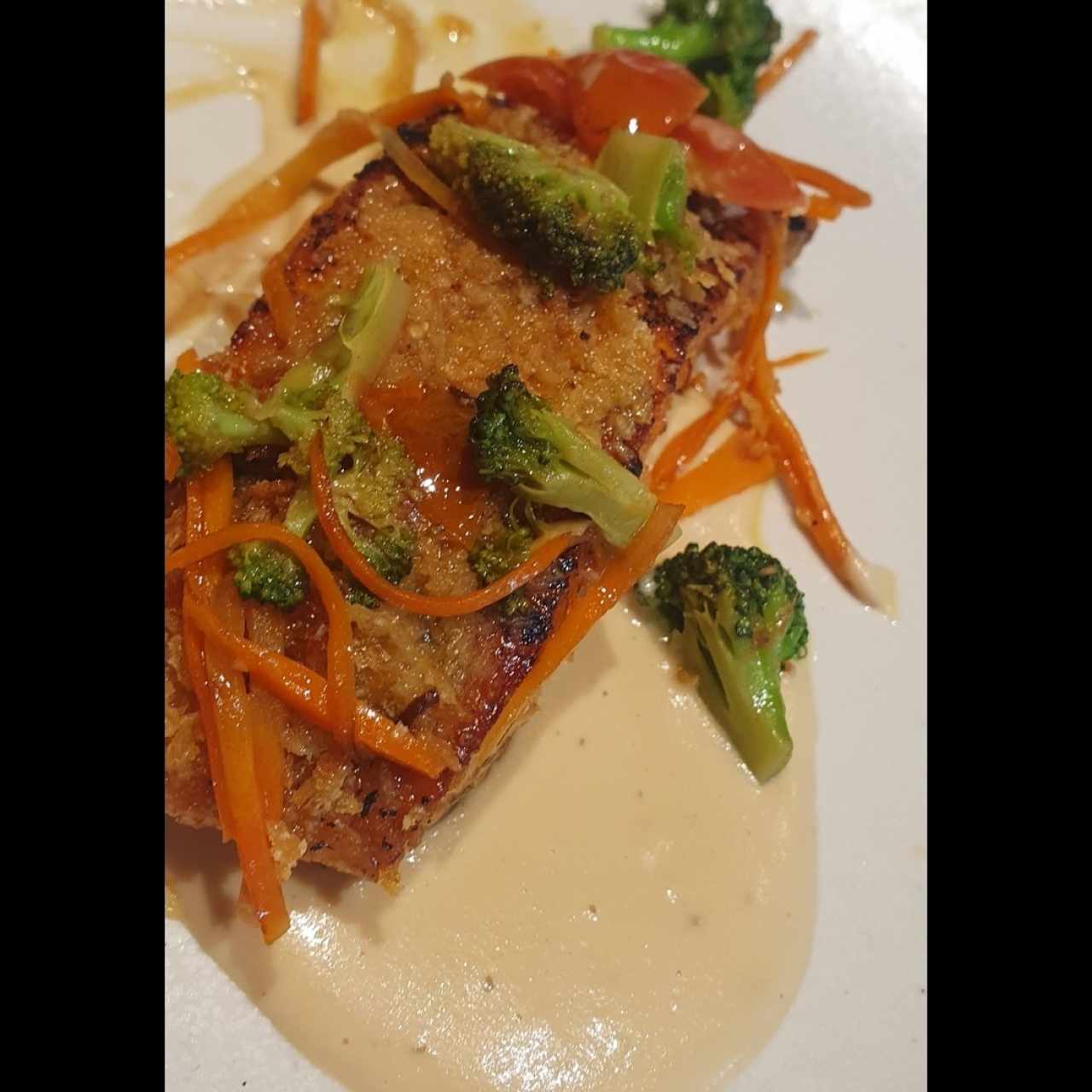 Salmón botánico al horno con vegetales salteados y crema de garbanzo 