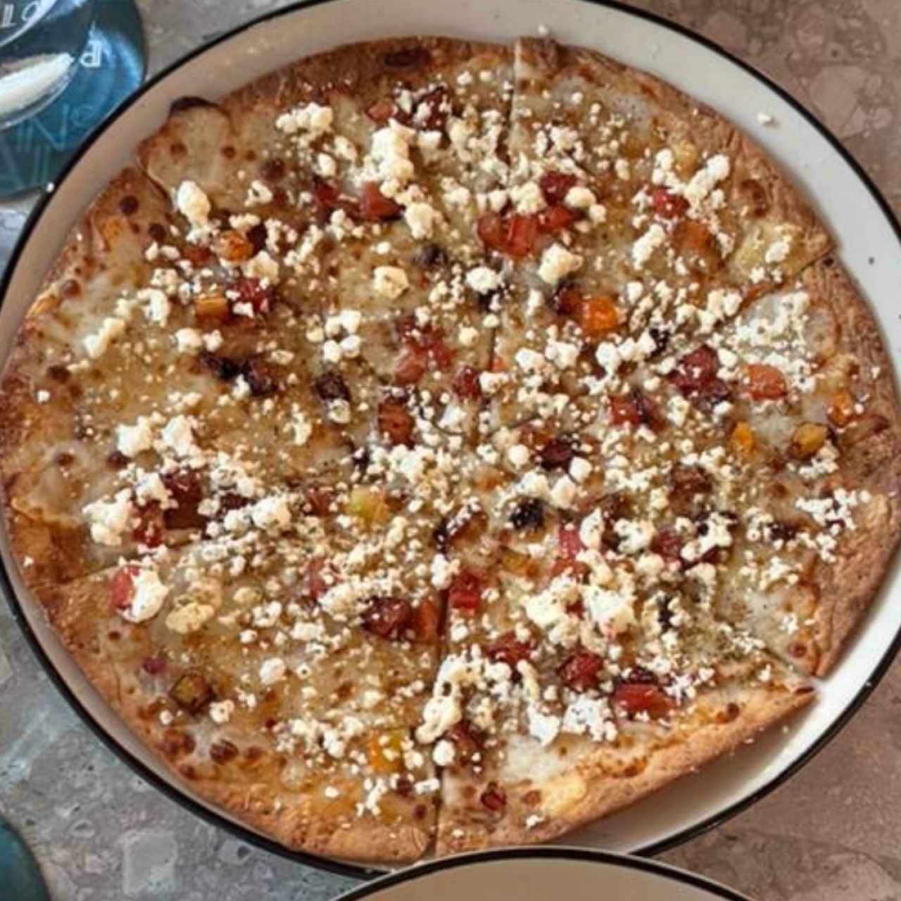 Pizza de queso feta y miel en masa delgada 
