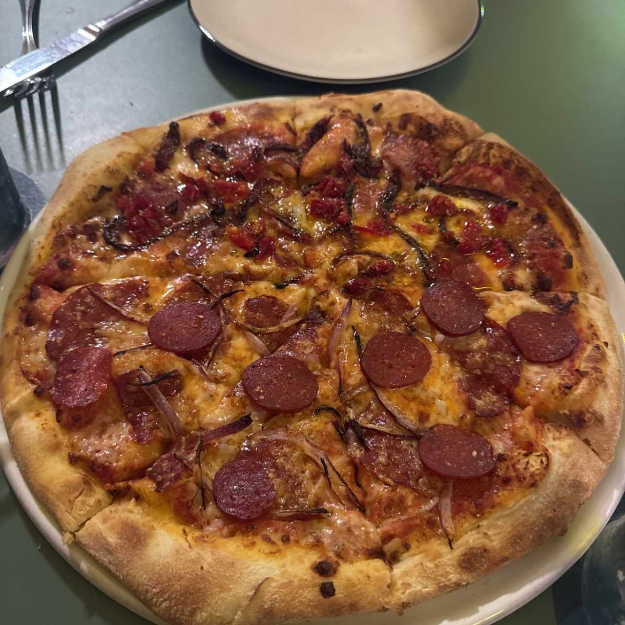 Pizza mitad Diavola / mitad Salami