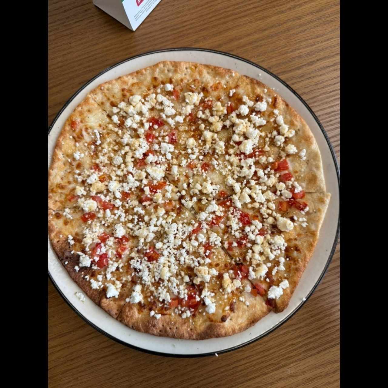 Pizza de tomate, feta, miel