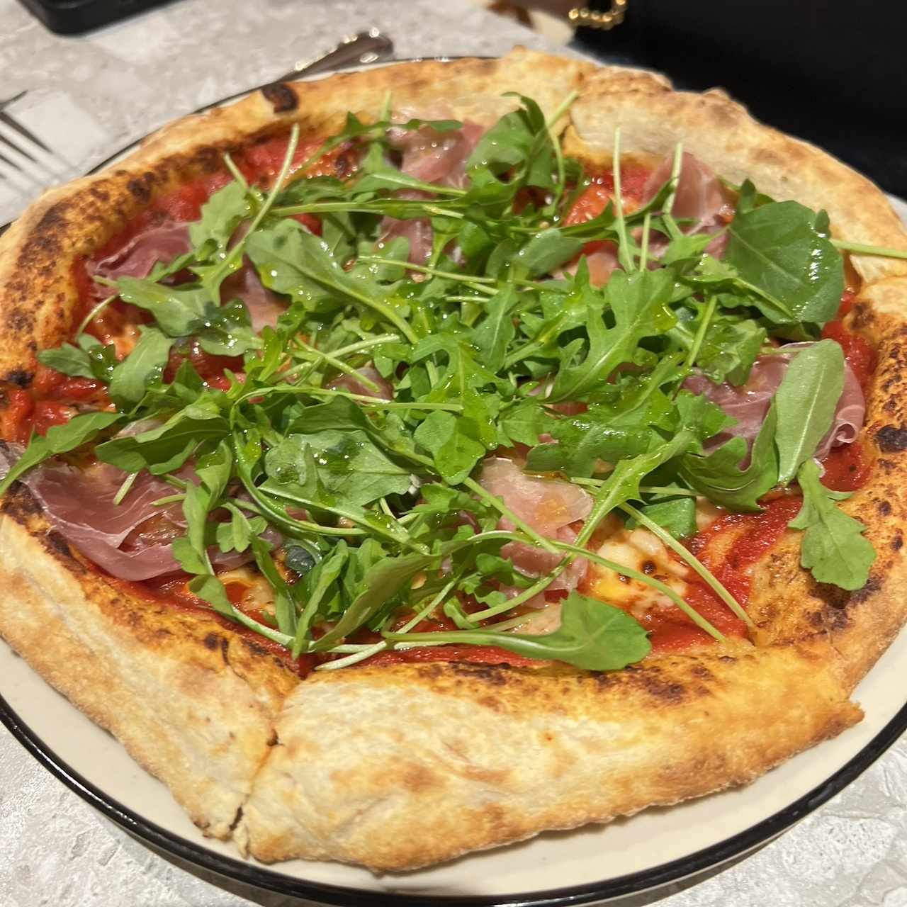 Pizza de Arugula y Tomate Cherry + Extra de prosciutto
