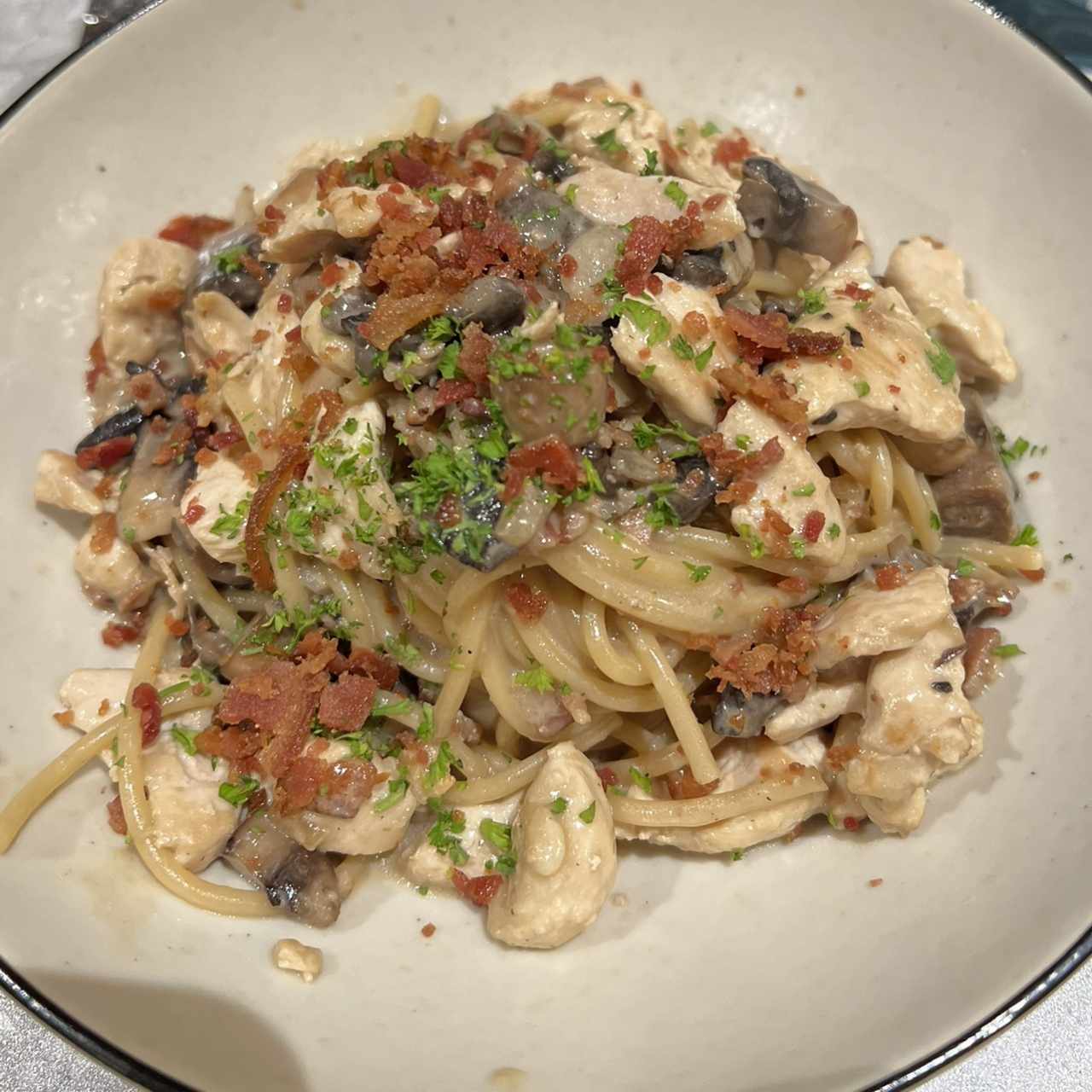 Spaghetti al Hongo + Extra de Pollo