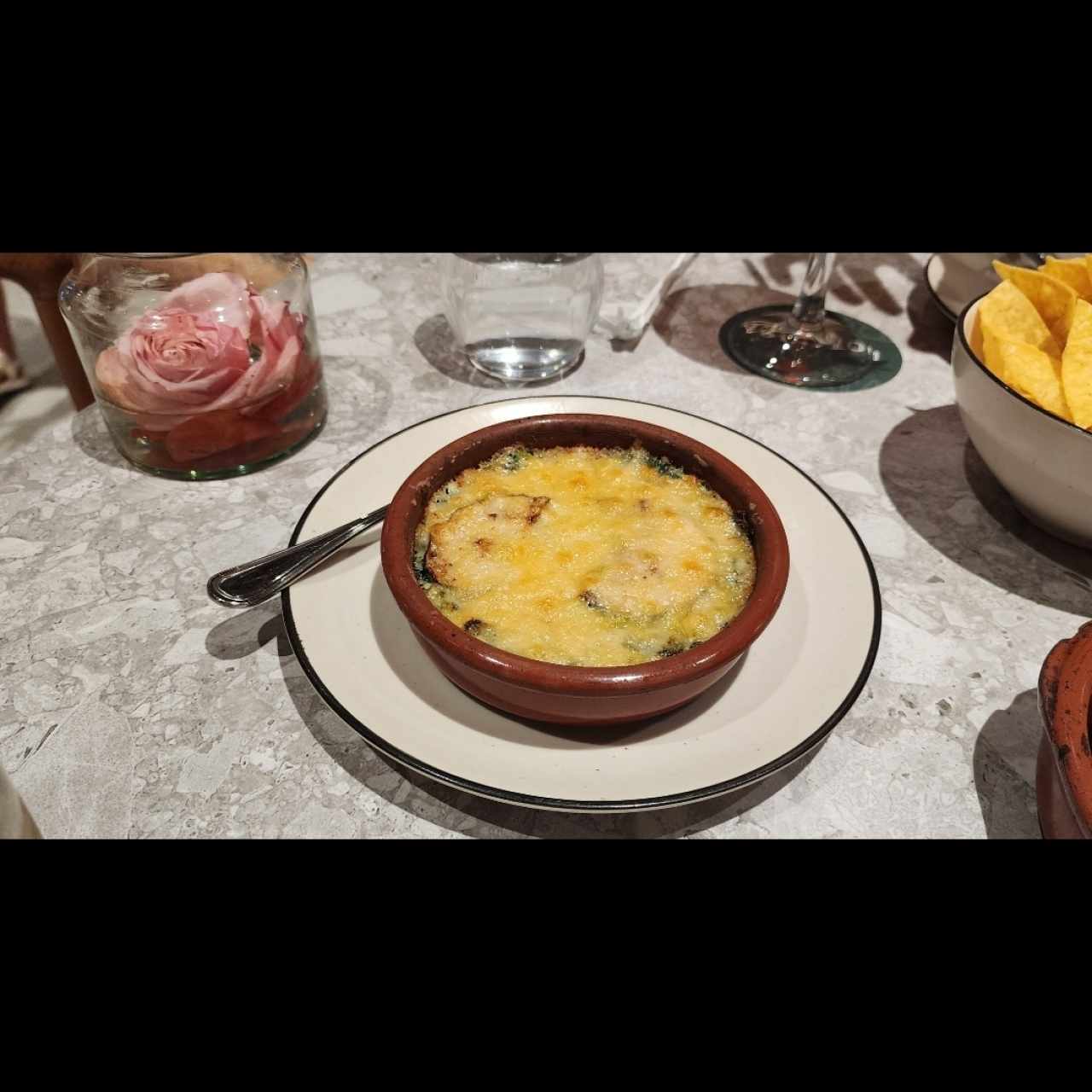 dish de espinaca y queso gratinado