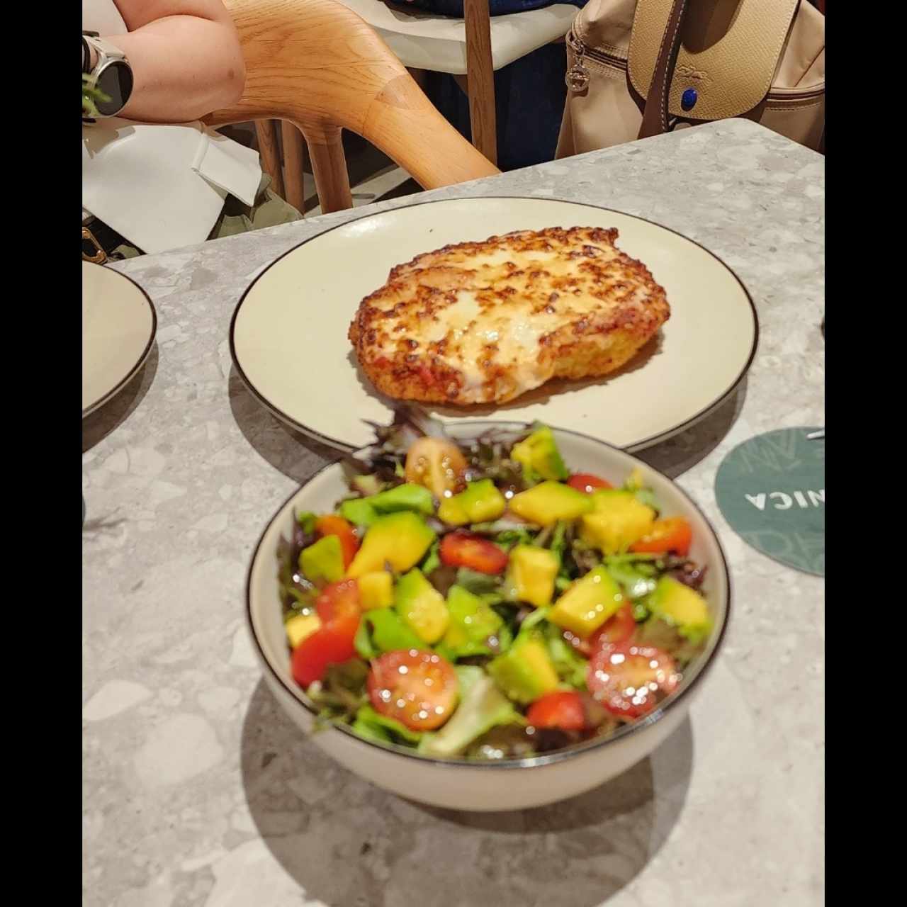 Milanesa de pollo parmigiana y ensalada