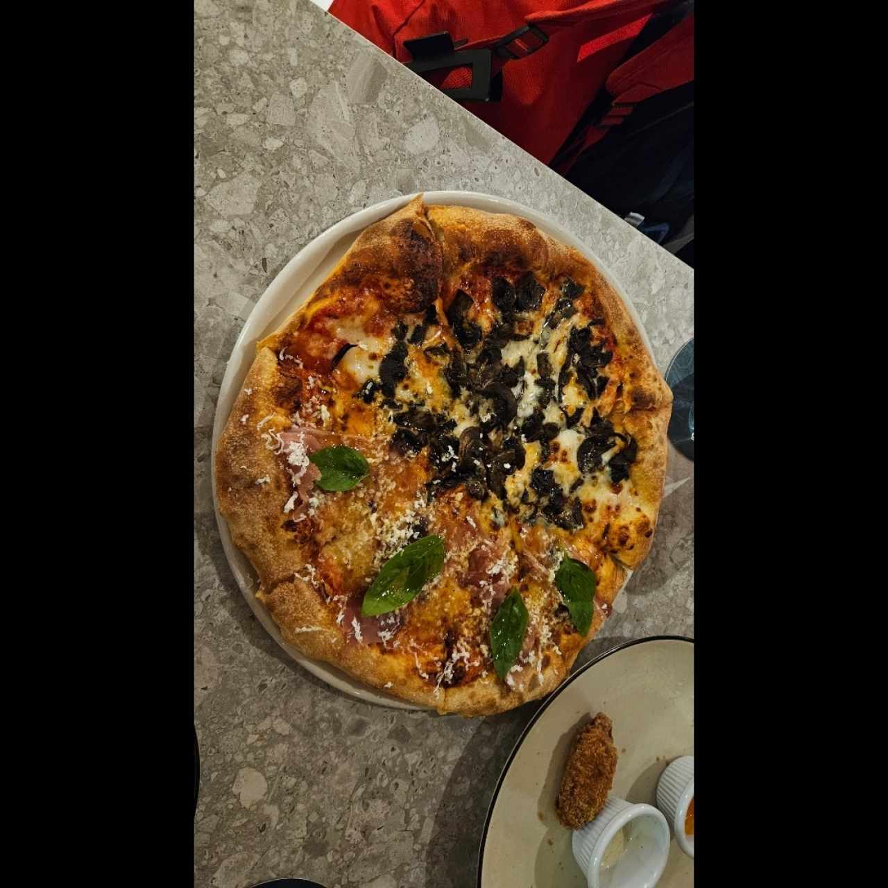 pizza champiñones al ajillo y prosciutto