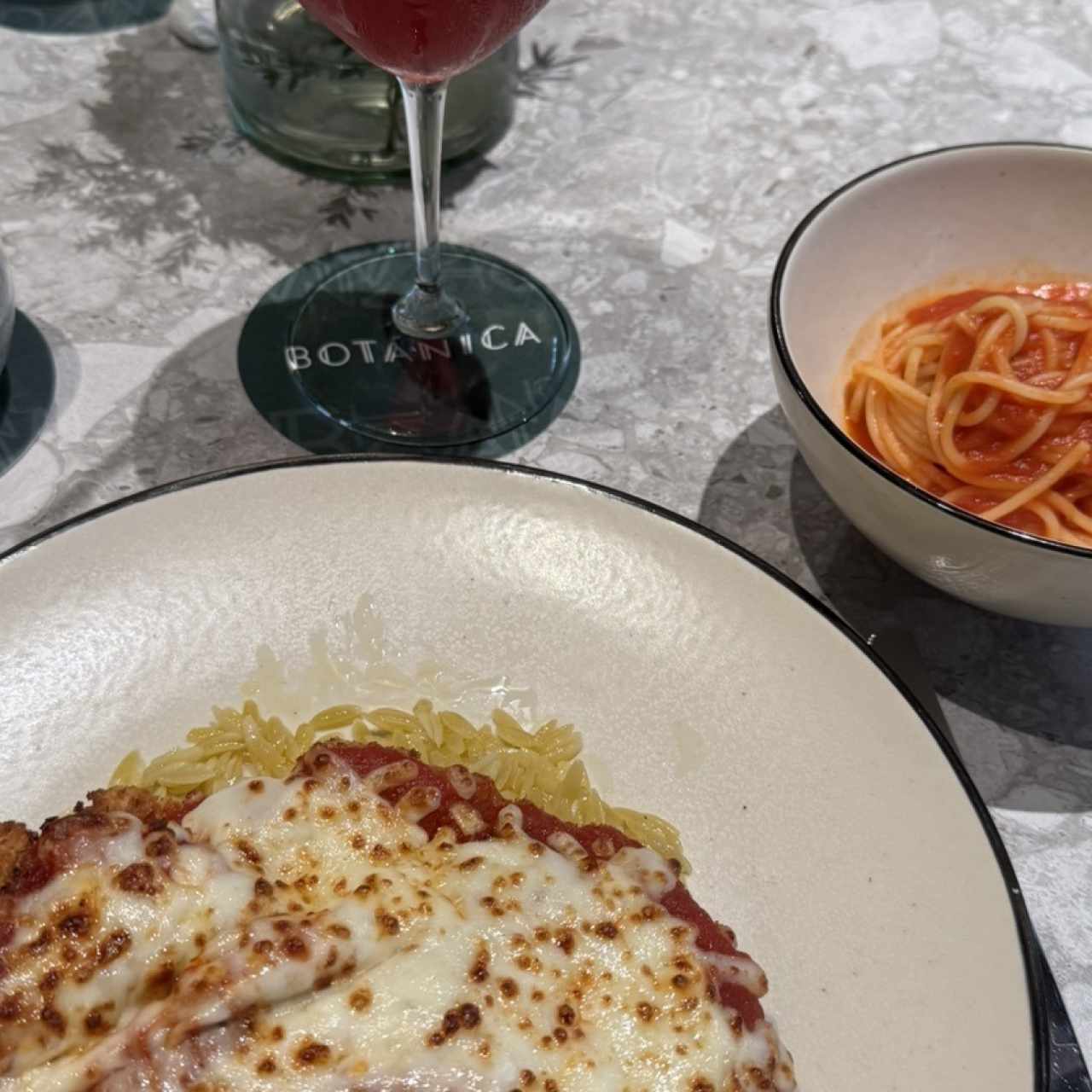 Milanesa de pollo con pasta pomodoro
