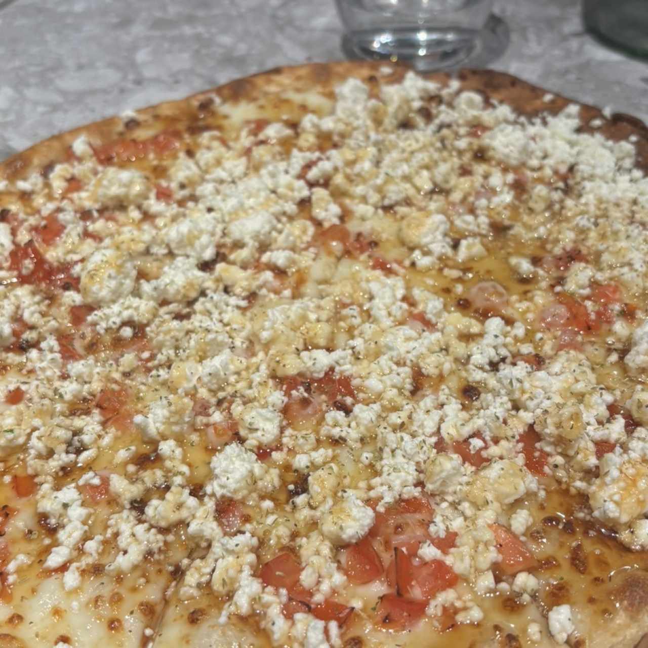 Pizza de feta, tomate y miel