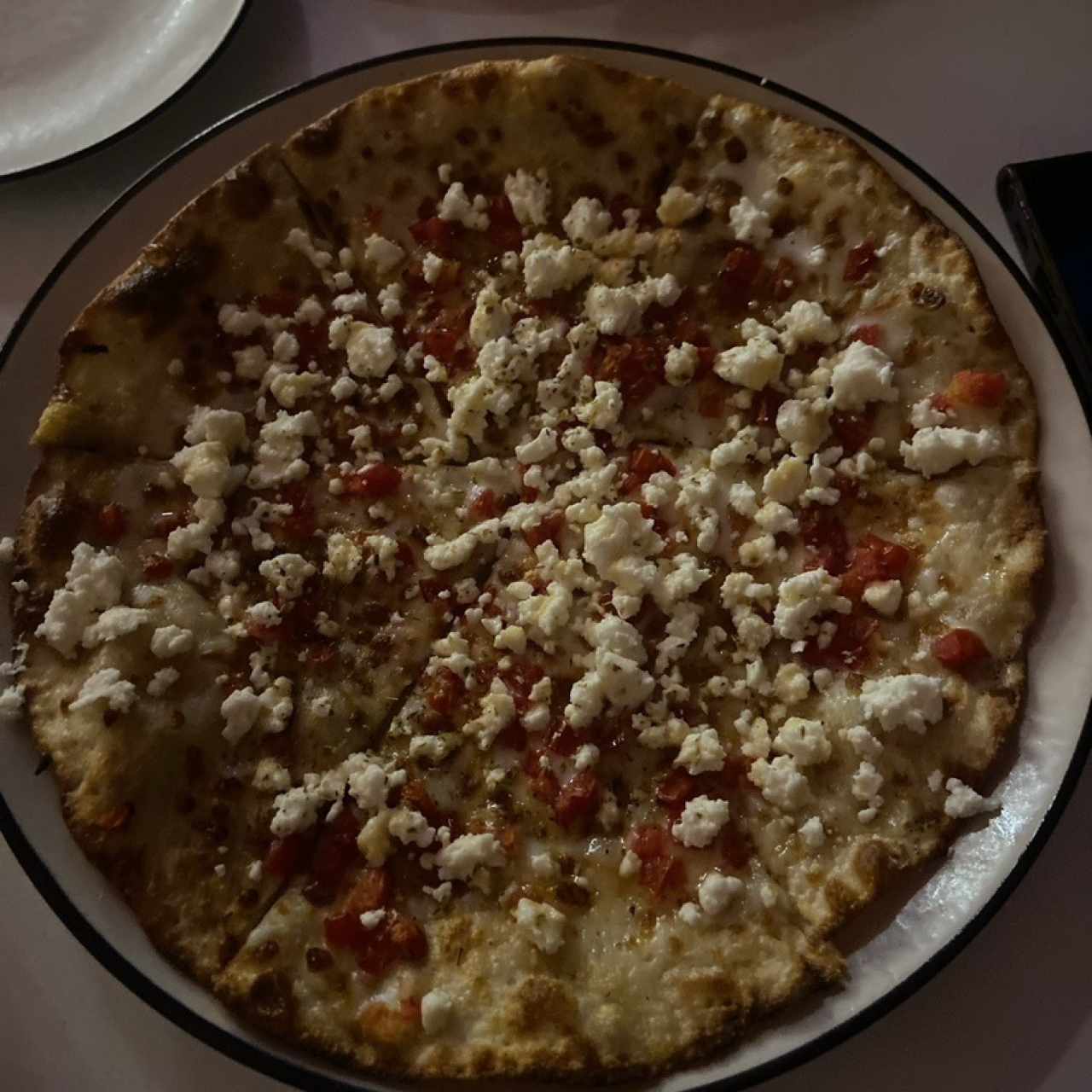 Pizza con queso feta y miel