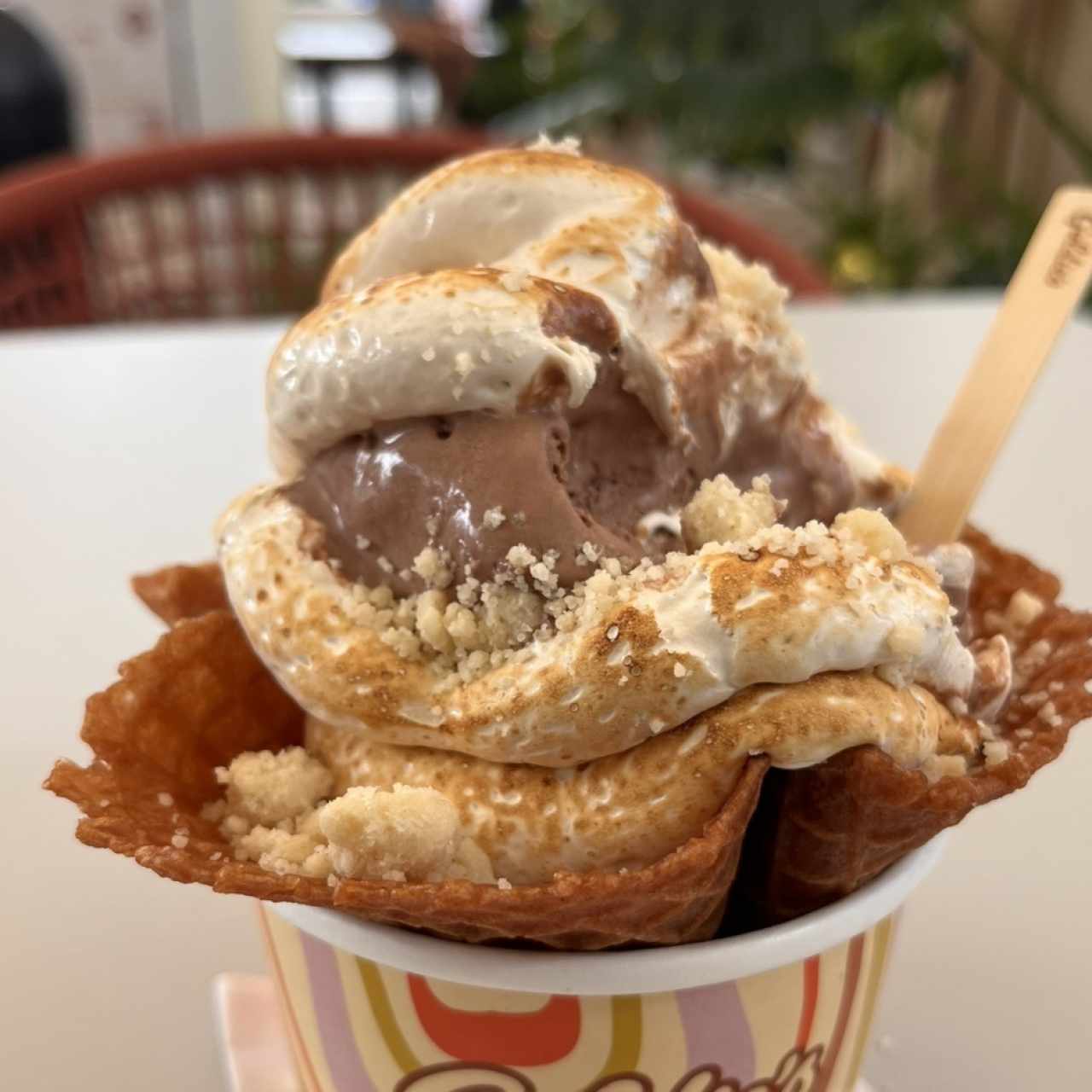 Helado sobre cama de galleta y malva