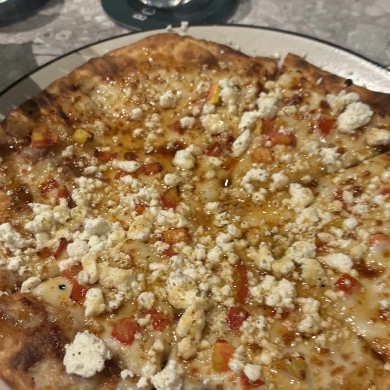 Pizza de tomate, feta y miel