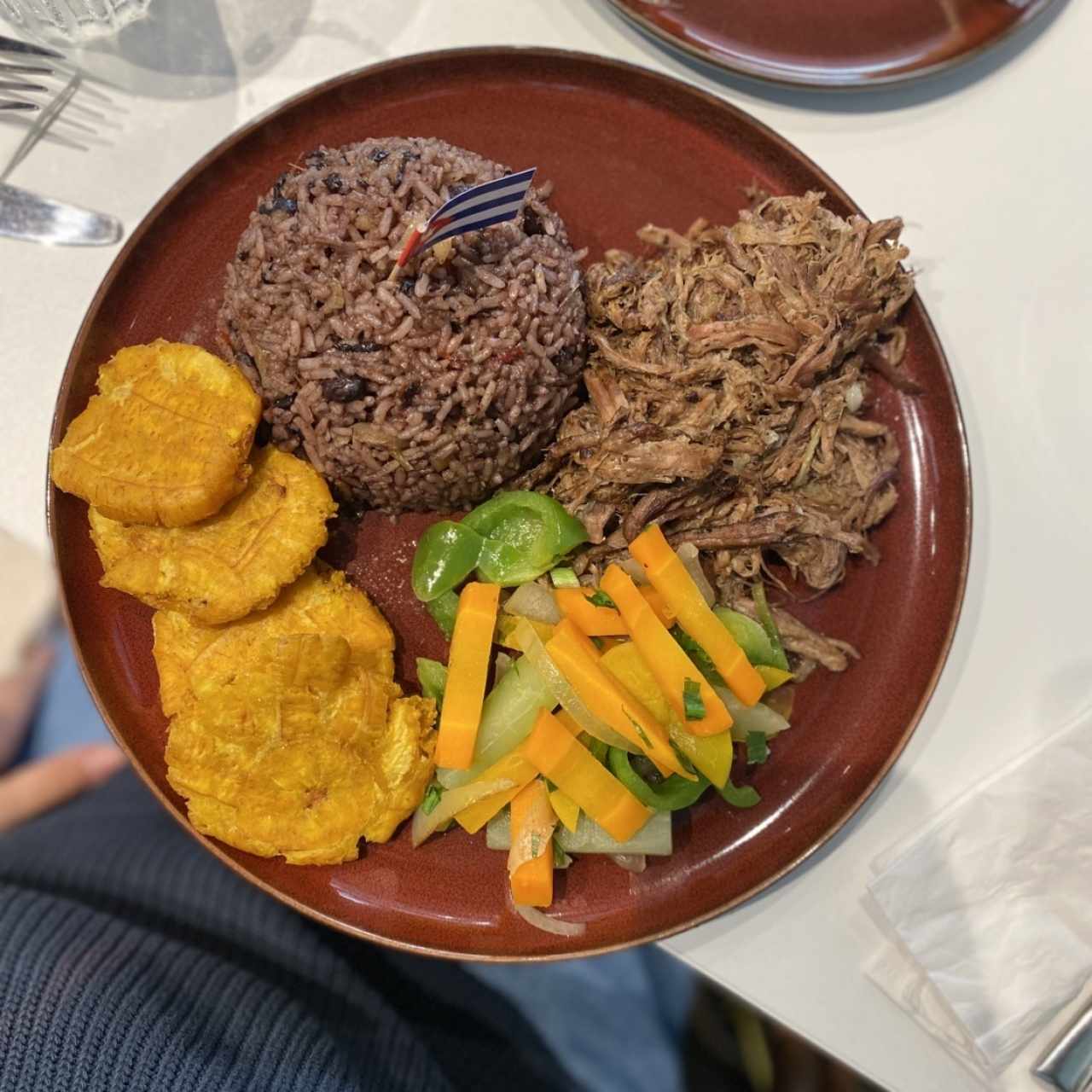 Vaca frita con patacones, vegetales y arroz congri