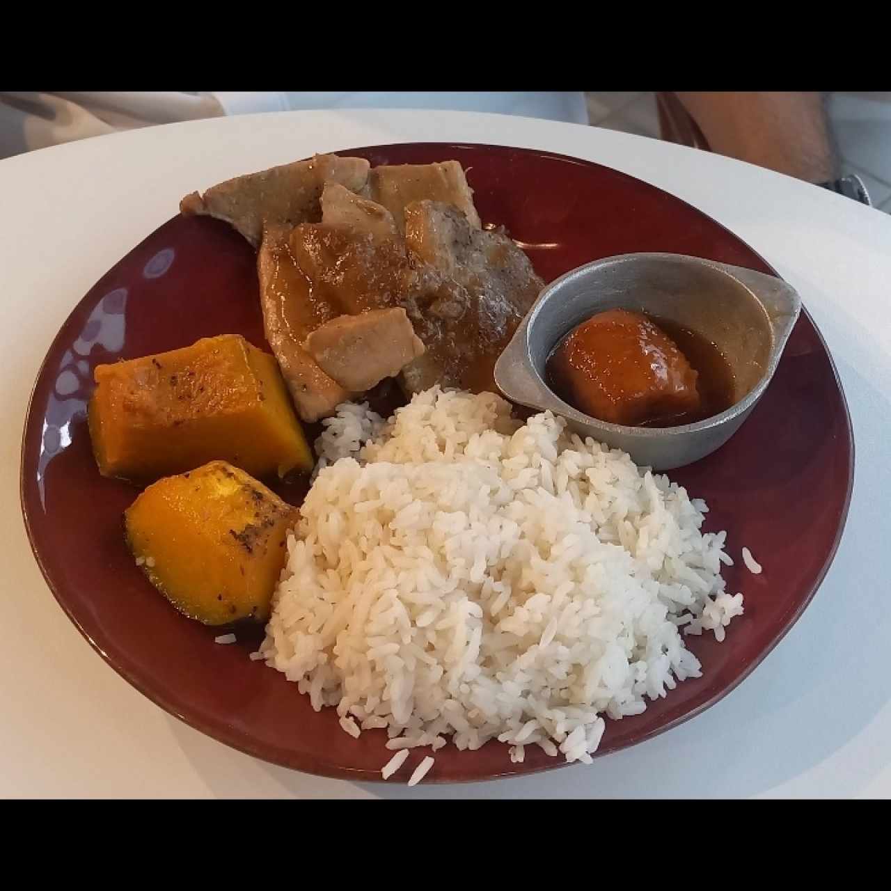 Lakas de lechón,  arroz, zapatos y plátano en tentación. 