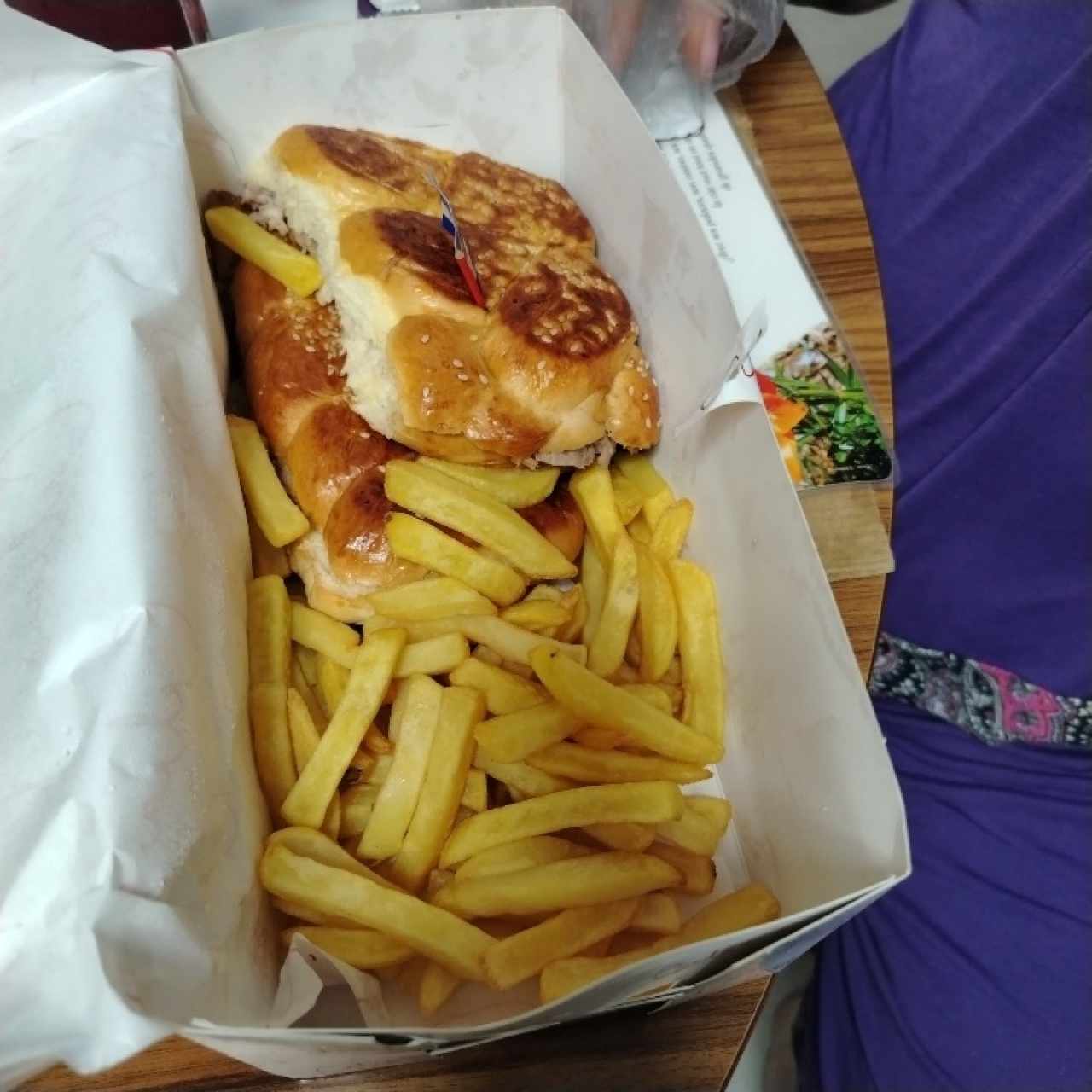 Emparedado lechón con papas fritas 