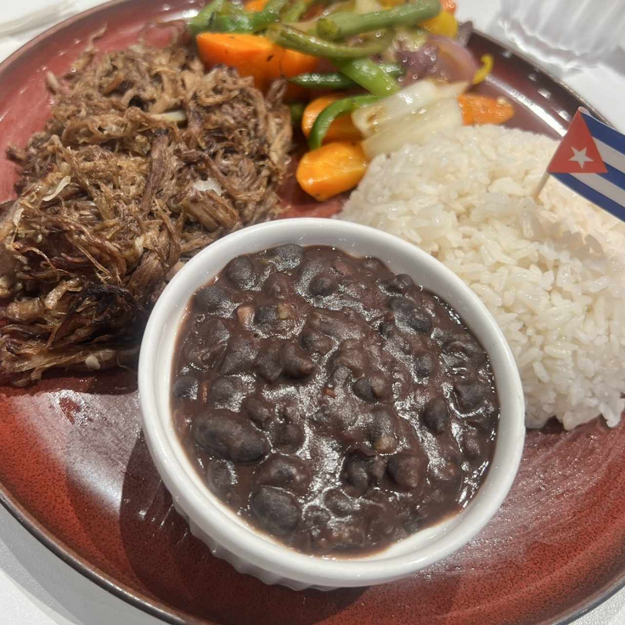 Vaca frita con arroz y frijoles negros 