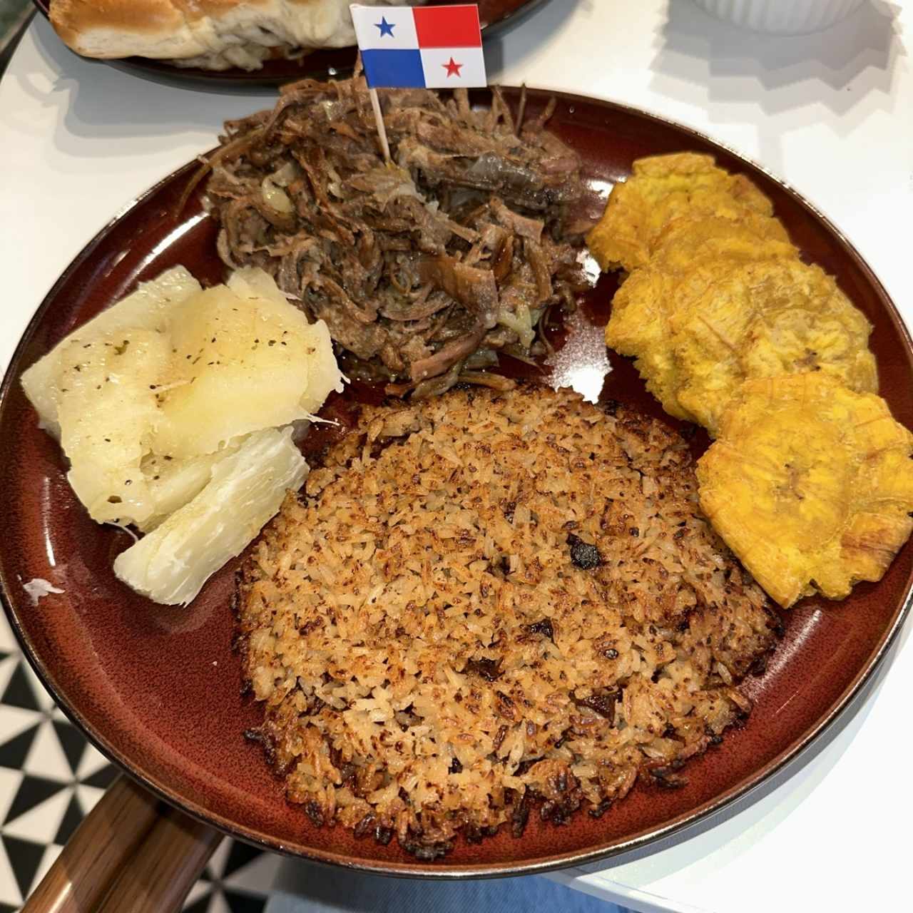Vaca frita, yuca al mojo, patacones y arroz con coco