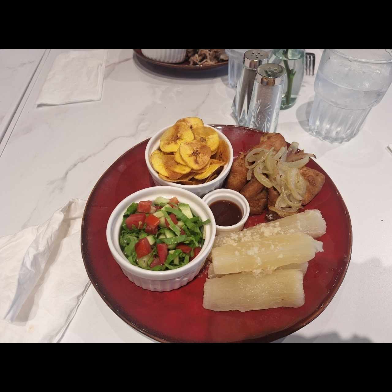 Masitas de cerdo fritas con cebolla