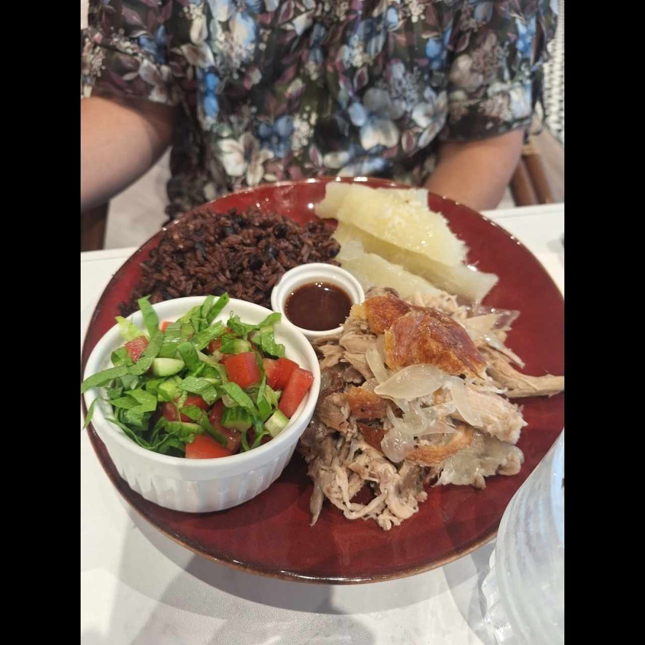Pernil de cerdo con yuca al mojo, arroz congri y ensalada de la casa