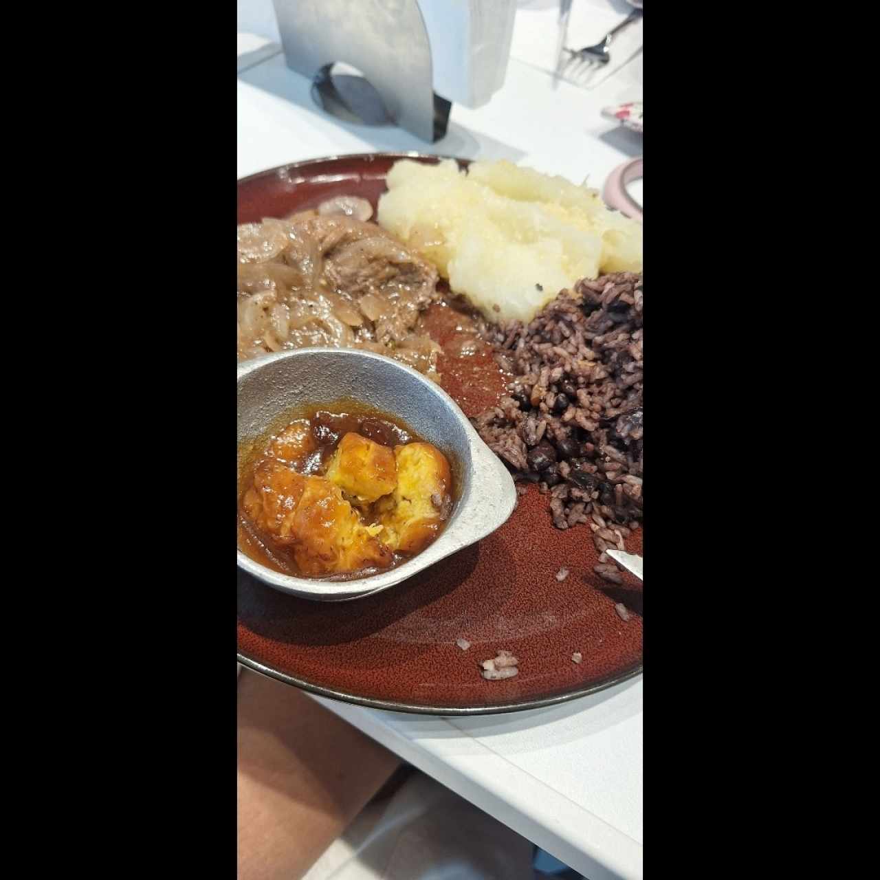 BISTEC ENCEBOLLADO CUBAÑO 