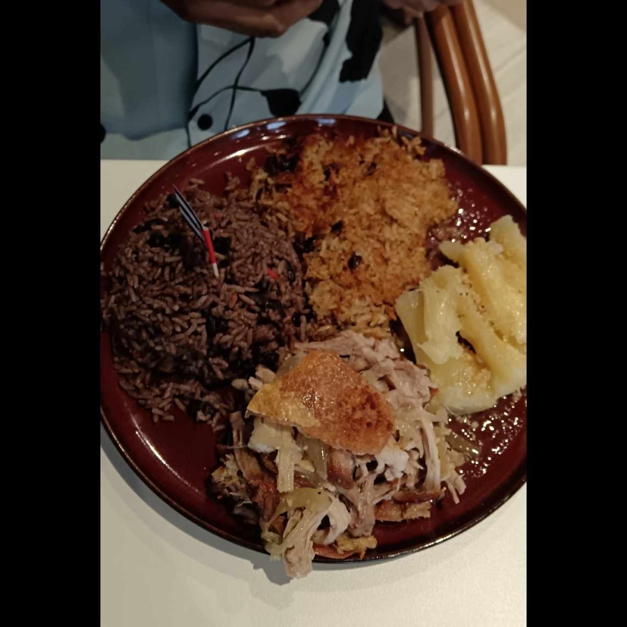 Lechona con tres acompañientos yuca al moho, concolon de arroz con coco, 
