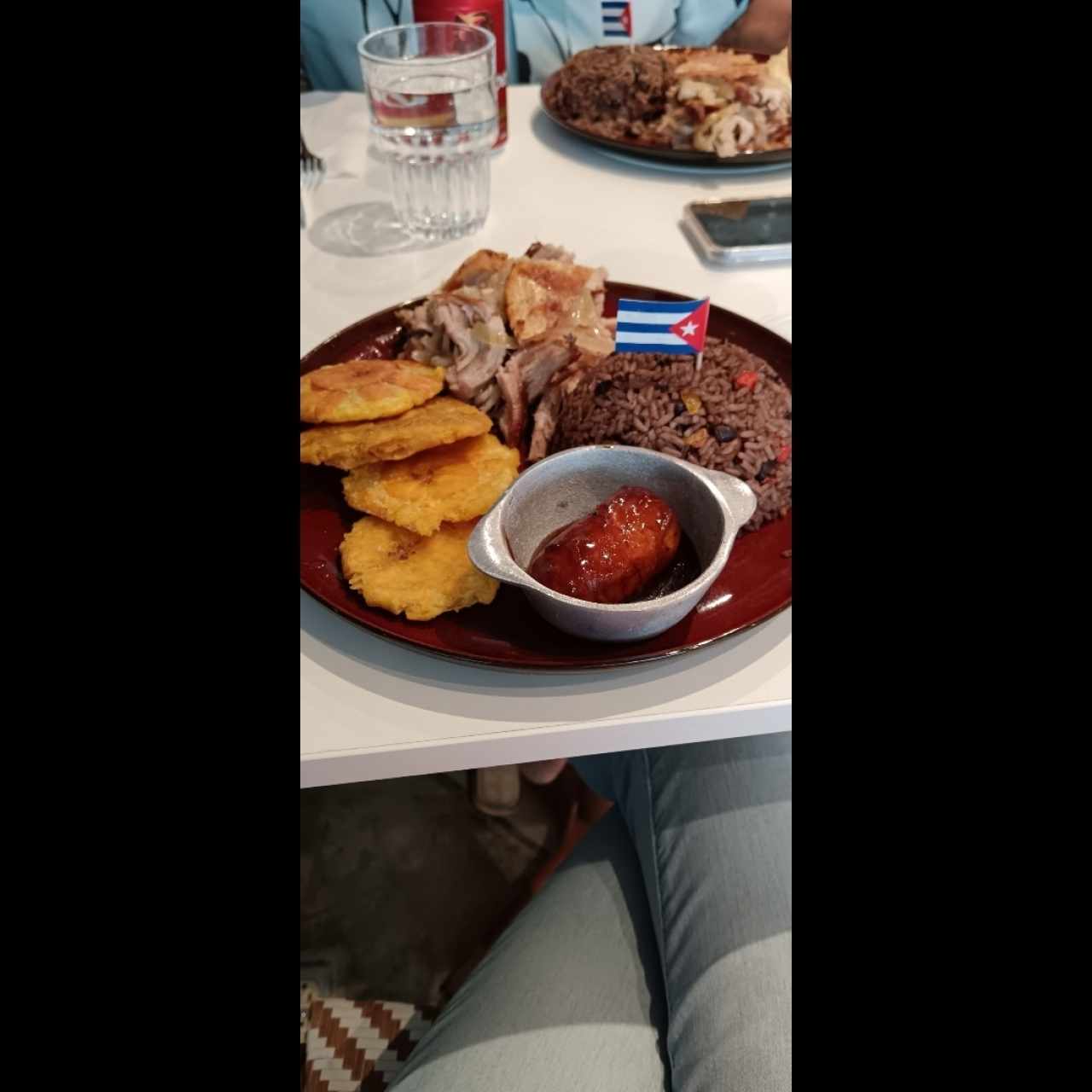 Lechona con arroz congri, patacones, plátano en tentación 