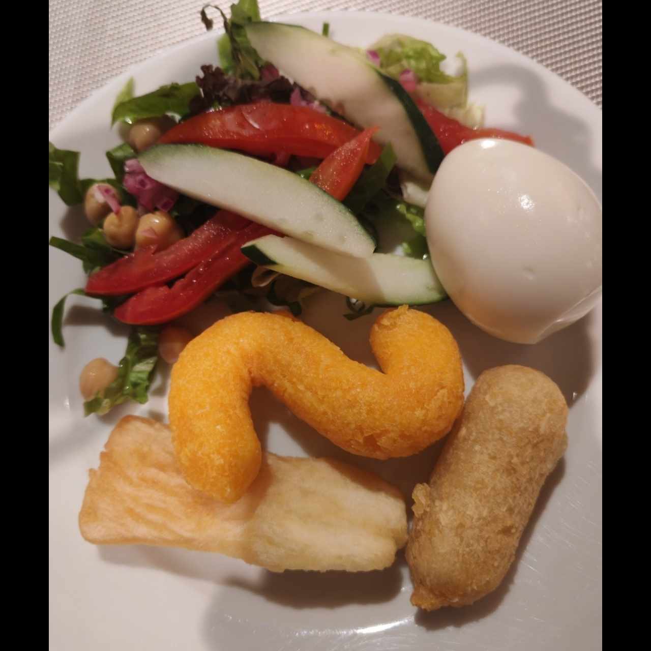 Mixto de ensalada, huevo hervido con almojabanos carimañola, yuca frita