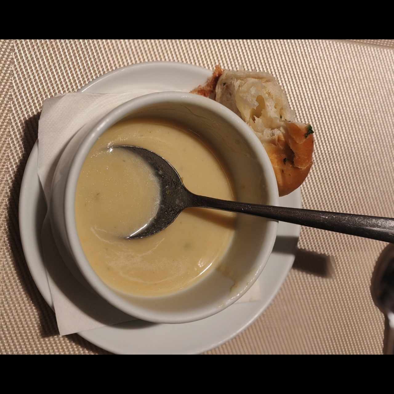 Crema de papa y pan de leche con queso