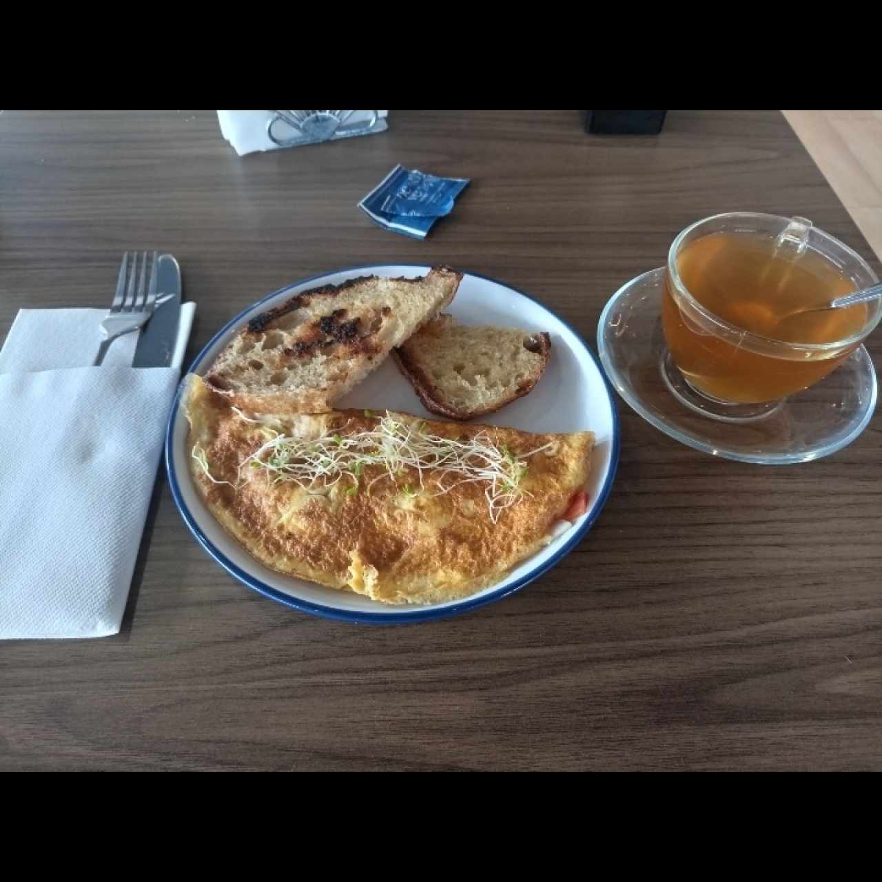 Omellette con pan de masa madre y un té de chai