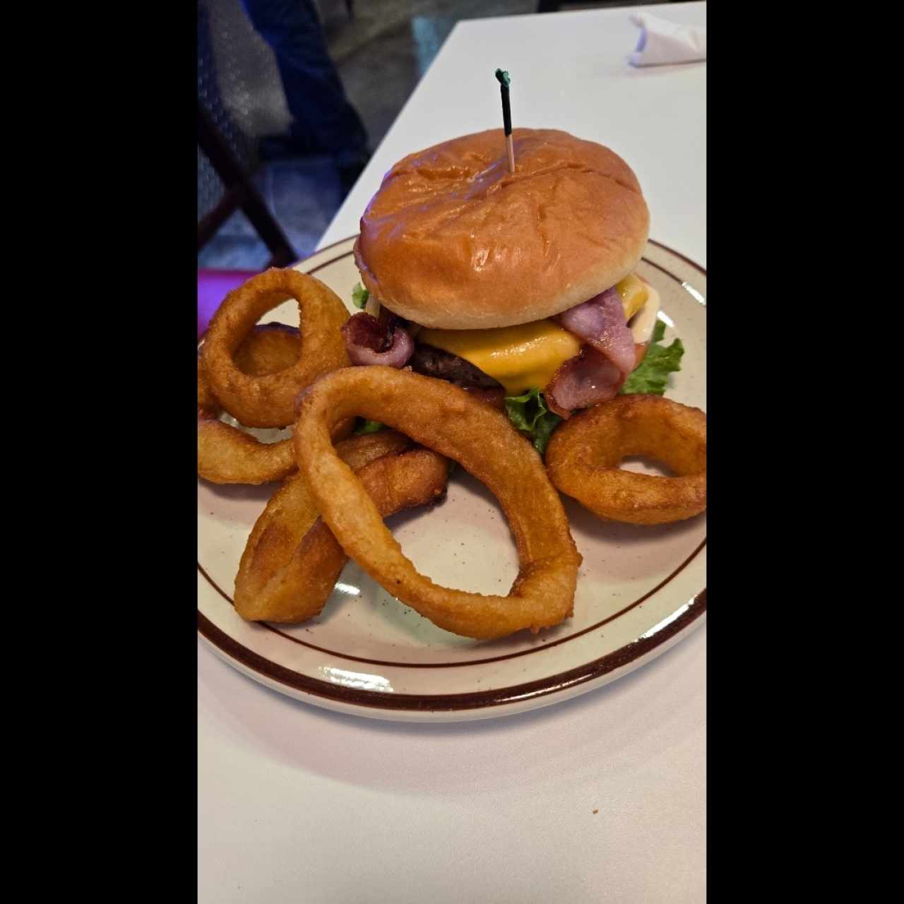 Hamburguesa con aros de cebolla