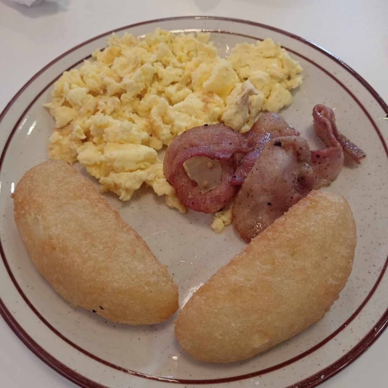 Carimañolas con bacon y huevos revueltos