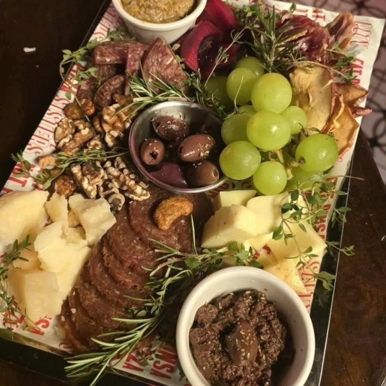 Con su elección de 2 carnes (Serrano, Prosciutto, Mortadela, Cordero Curado o Pato), Queso Manchego y Pecorino, Frutas Secas y Frescas, Nueces, Untable de la Casa SS, Tapenade de Aceitunas, Mermelada de Pimientos Picantes Dulces, Aceitunas Kalamata, Tomat