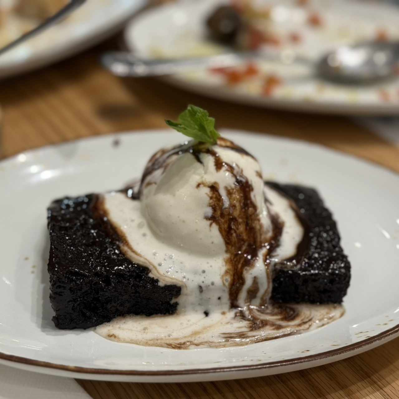 Dulce de chocolate con helado