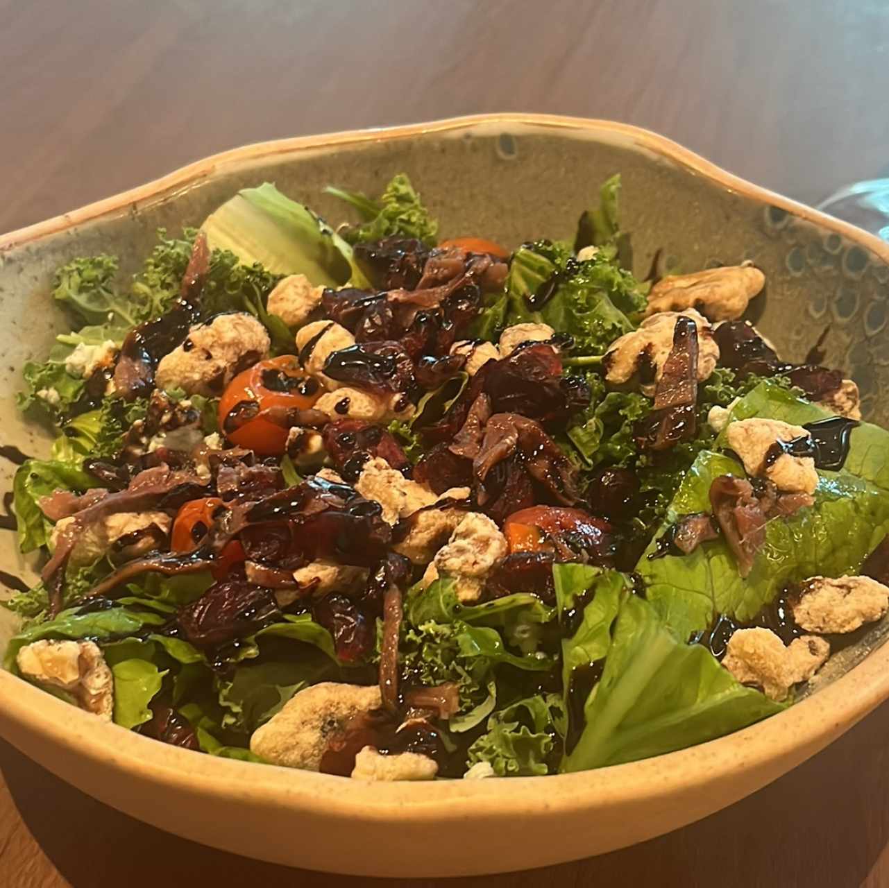 Entrada de ensalada con frutos secos y salsa de anchoas 