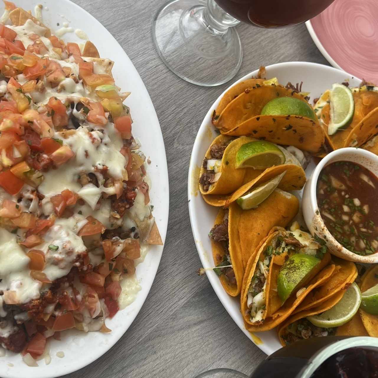 Nachos y tacos birria 