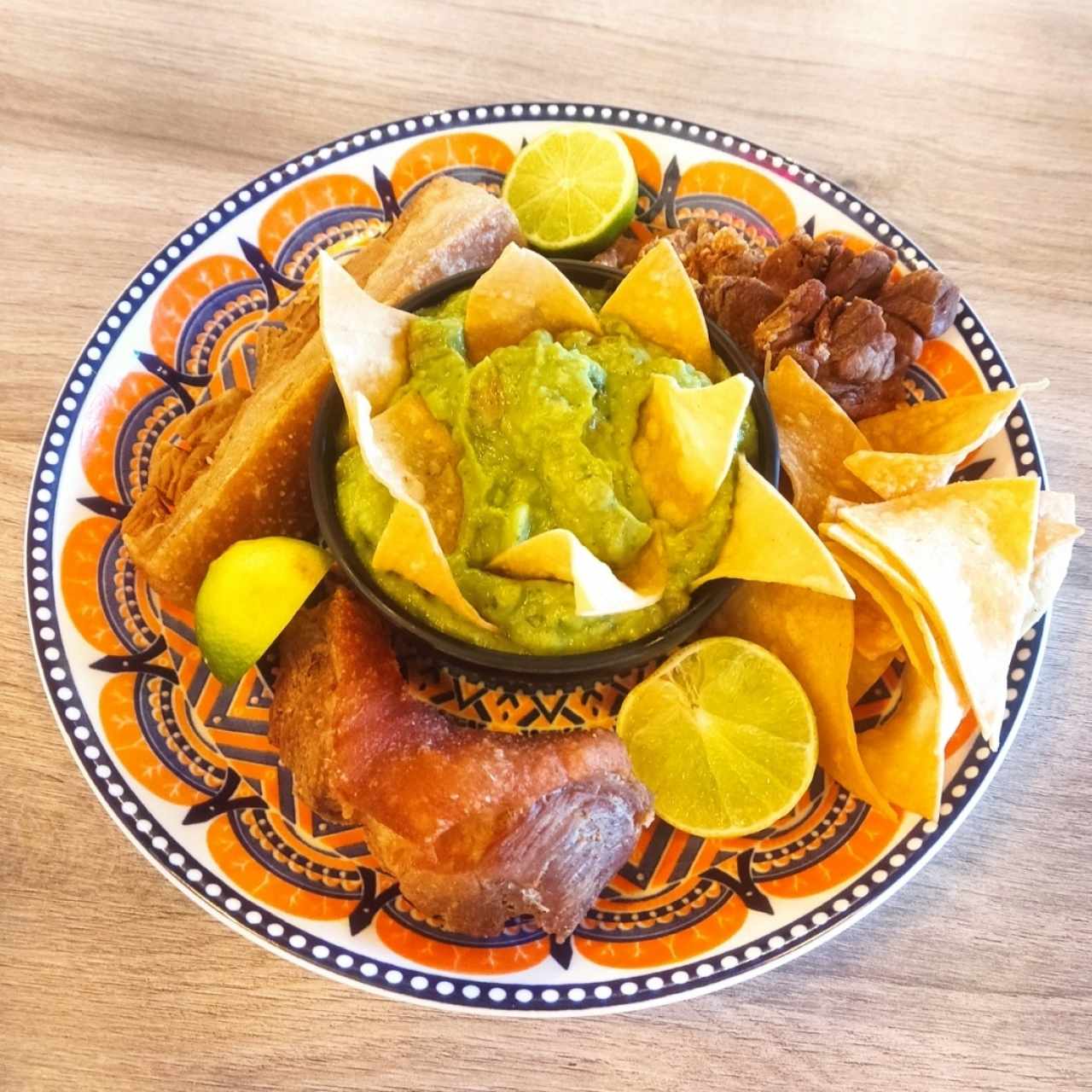 Chicharrón con guacamoles