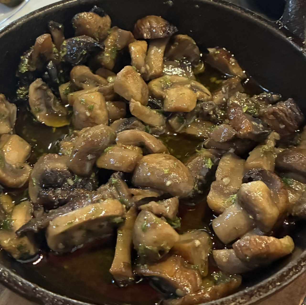 Champiñones al ajillo