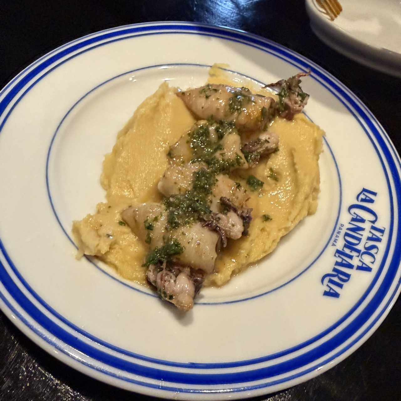 Chipirones en crema de garbanzo